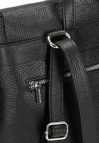 Černá texturovaná kožená taška s kapsou na zip, kovovými doplňky a nastavitelným popruhem se stříbrnou sponou.