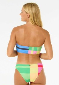 Bunt gemustertes Bikini-Set mit einem Bandeau-Oberteil in Blau, Grün und Pink sowie passenden Unterteilen mit geometrischen Mustern in verschiedenen Farben.