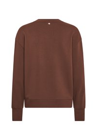 Hnedá mikina so širším výstrihom, dlhými rukávmi a rebrovanými manžetami. Mäkká textúra s detailom švu a malým kovovým logom na zadnej strane.