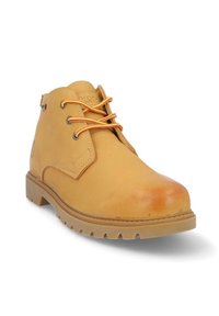 Botas de tobillo de cuero marrón claro con cordones naranjas, puntera redonda, suela de goma y costuras mínimas. Presentan un acabado envejecido y detalles de logo.