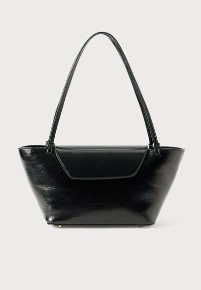 Zwarte leren totebag met een gestructureerd ontwerp, verlengde handvatten en een ronde basis. Heeft een klepafsluiting en een subtiele textuur.