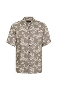 Camisa de manga corta con botones en tela marrón claro, que presenta un estampado botánico en crema de hojas. Detalles notables incluyen un cuello clásico.