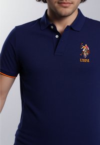 U.S. Polo Assn. KURZARM BUNTER REITER - Polo shirt - dunkelblau