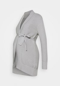 Cardigan lavorato a maglia grigio chiaro con cintura, apertura frontale, texture a costine e maniche lunghe, progettato per adattarsi a una figura in gravidanza.