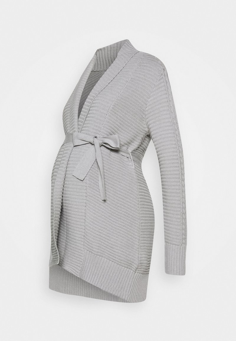 Cardigan lavorato a maglia grigio chiaro con cintura, apertura frontale, texture a costine e maniche lunghe, progettato per adattarsi a una figura in gravidanza.