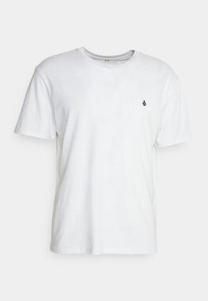 Weißes Baumwoll-T-Shirt mit kurzen Ärmeln und Rundhalsausschnitt, mit einem kleinen schwarzen Logo auf der linken Brust. Glatte Textur.