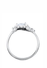 Bague en argent avec une pierre ovale centrale sertie de griffes, flanquée de petites pierres rectangulaires. Anneau lisse avec une finition polie.
