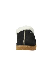 Zapatilla de ante negra con puño de piel sintética blanca, detalle de cremallera metálica y suela de corcho texturizada. Diseño plano ideal para uso en interiores.