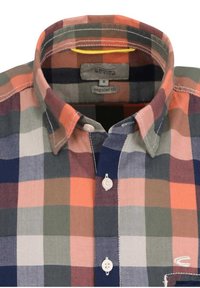 Camisa de cuadros multicolor con botones y cuello, que presenta tonos de naranja, rosa, verde, azul y blanco, colgando de una percha amarilla.