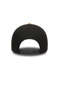 Gorra negra con una corona redondeada, que presenta una tela texturizada y un cierre ajustable de tipo snapback. Pequeño acento marrón en el botón superior.