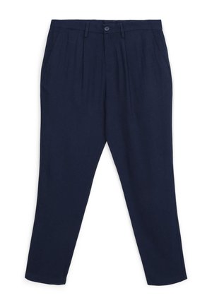 Maßgeschneiderte marineblaue Hose mit Falten, seitlichen Taschen und Knopfverschluss. Glatte Stofftextur, schmal zulaufendes Bein.