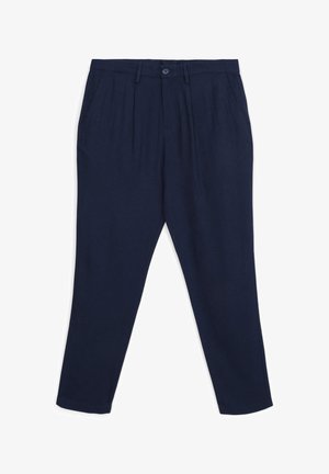 Pantalons marine sur mesure avec plis, poches latérales et fermeture à bouton. Texture de tissu lisse, design à jambe fuselée.