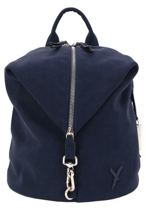 Dunkelblauer Rucksack mit perforierter Textur, Klappenverschluss, silbernem Reißverschluss und einem kleinen Hakenakzent. Verfügt über einen oberen Griff zum Tragen.
