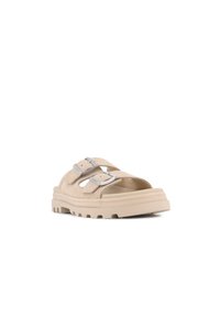 Sandali in suede beige con due fibbie regolabili in argento, design a fascia larga e suola in gomma testurizzata con profonde scanalature per una migliore aderenza.