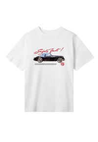 Bílý tričko s grafickým designem černého vintage automobilu. Text zní "Bezpečně rychle!" v červené barvě, s dalšími detaily v černé pod obrázkem.