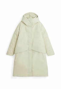 Polstrad beige kappa med hög krage, stora framfickor och en strömlinjeformad design. Har breda ärmar och rak skärning.