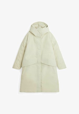 Polstrad beige kappa med hög krage, stora framfickor och en strömlinjeformad design. Har breda ärmar och rak skärning.