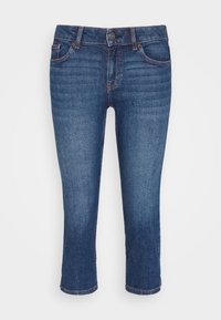 Mörkblå denim capri jeans med en jämn textur, fem fickor och synliga sömnadsdetaljer vid midjan och fållen.