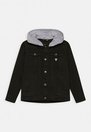 Veste en denim noire avec capuche grise, fermeture boutonnée devant, deux poches poitrine avec boutons et deux poches latérales, présentée sur fond blanc.