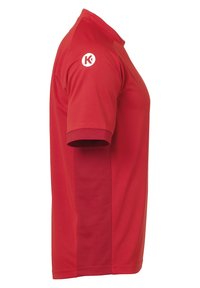 Rotes Poloshirt mit kurzen Ärmeln aus atmungsaktivem Stoff, mit einem runden Logo auf der linken Schulter und einem klassischen Kragendesign.