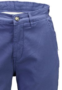 Pantaloni di cotone blu navy con chiusura a bottone, dotati di tasche laterali e una texture liscia, con cuciture evidenziate lungo la parte anteriore.
