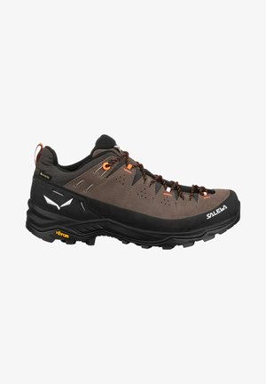 Botas de caminhada castanhas escuras com parte superior em camurça, sola de borracha preta, detalhes em laranja e forro impermeável em Gore-Tex para durabilidade e tração.