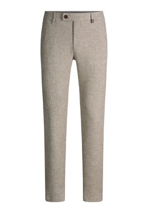 Beige strukturierte, schlank geschnittene Herrenhosen mit Gürtelschlaufen, Einzelknopfverschluss und einem kleinen schwarzen Stoffetikett nahe dem Bund vor weißem Hintergrund.