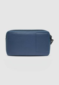 Portafoglio in pelle blu con una texture liscia, forma rettangolare, chiusura con cerniera e uno scomparto frontale per carte. I bordi cuciti aggiungono dettagli.