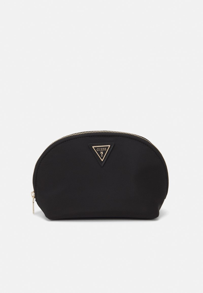 Melnā kosmētiskā soma ar rāvējslēdzēju, noapaļota forma, izgatavota no mīkstas auduma, ar zelta trīsstūra logotipu un rāvējslēdzēja papildinājumu. Kompakts dizains.