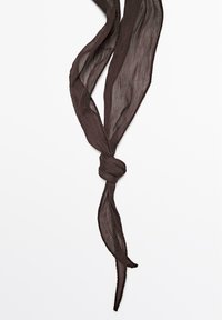 Sciarpa leggera di colore marrone scuro con una texture increspata. Presenta un design annodato, estremità fluttuanti e una finitura liscia.