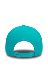 Cappello turchese con retro arrotondato, cinturino regolabile in plastica con più fori e visiera cucita per dare struttura.
