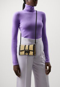 Furla METROPOLIS MINI CROSSBODY REMIX - Taška s příčným popruhem - naturale/nero