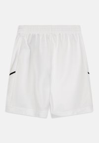 Pantalones cortos deportivos blancos con cintura elástica y detalle sutil de franjas negras en los laterales, mostrados sobre un fondo liso.