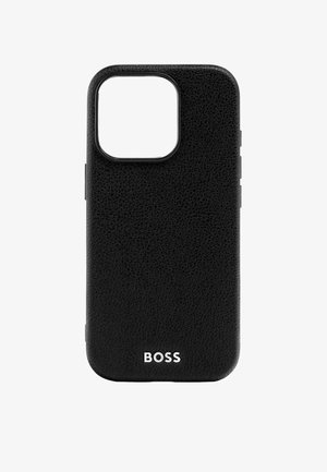 Custodia per telefono in pelle nera con superficie texturizzata, bordi arrotondati e un'apertura per la fotocamera. Presenta il logo argentato "BOSS" nella parte inferiore.