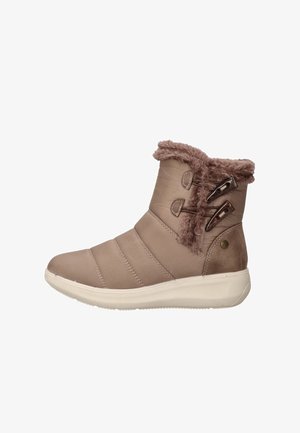 Botas de color marrón claro, con un borde de pelaje sintético en la parte superior, paneles cosidos, adornos de hardware en los laterales y una suela de goma blanca para agarre y comodidad.