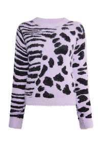 Lilafarbener Pullover aus flauschigem Material mit einer Mischung aus schwarzen Tierdruckmustern, darunter Streifen und Punkte, mit langen Ärmeln und einem runden Halsausschnitt.