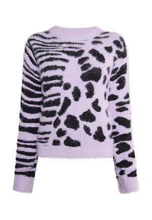 Maglione lilla in materiale morbido con una fusione di motivi animalier neri, tra cui righe e macchie, con maniche lunghe e scollatura rotonda.