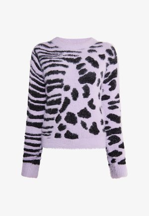 Lila pulover iz puhastega materiala z mešanico črnih živalskih vzorcev, vključno z črtami in pikami, dolgimi rokavi in okroglim ovratnikom.