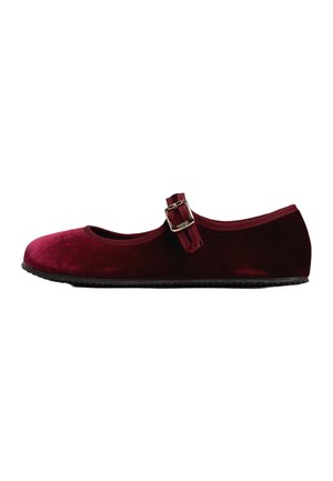 Chaussure Mary Jane en velours bordeaux avec bout rond, semelle noire et bride réglable avec boucle dorée.