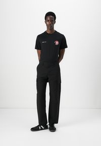 Jack & Jones JPSTKARL KURTIS SNAP TECH - Pantalones cargo - black