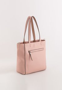 Lyserød kunstlæder tote bag med dobbelte skulderremme, rektangulær form, udvendig lynlås-lomme og kontrasterende sort kant.