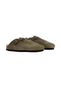 Grijze suede muiltjes met een afgeronde neus, voorzien van een decoratieve gesp en een zachte, beige voering. Zwarte zool met een lichte verhoging.