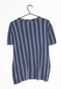 Modré tričko s vodorovnými tmavými a světlými pruhy, vyrobené z měkké bavlny, s kulatým výstřihem a krátkými rukávy. Visí na černém ramínku.