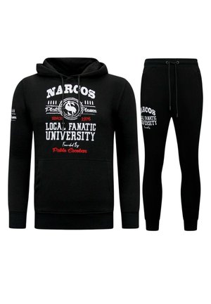 Zwarte hoodie en joggingbroek met witte tekst en rode accenten. Hoodie heeft een trekkoord, een voorzak en geribde manchetten. Zacht materiaal, casual pasvorm.