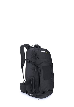 Zaino nero EVOC FR Tour con molteplici scomparti con cerniera, spallacci imbottiti e cintura regolabile in vita su sfondo bianco.