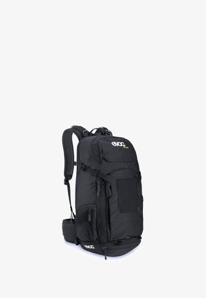 Zaino nero EVOC FR Tour con molteplici scomparti con cerniera, spallacci imbottiti e cintura regolabile in vita su sfondo bianco.