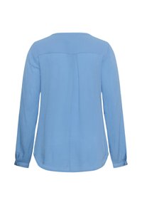 Blouse bleu clair à manches longues vue de dos avec une couture d’empiècement et un léger pli sous la ligne d’épaule.