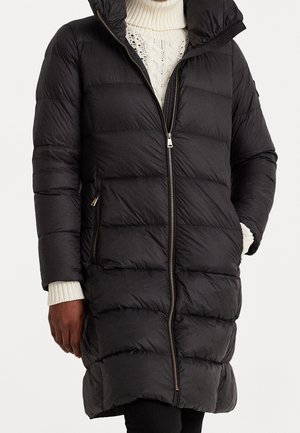 Sort dunjakke med quiltet design, fuld lynlås og hætte. Har ribbede manchetter og sidelommer med lynlås for funktionalitet.