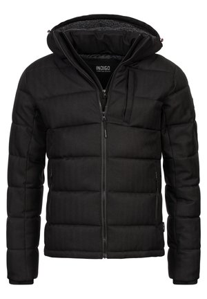 Chaqueta acolchada negra con capucha, cierre frontal con cremallera y bolsillos laterales. Presenta una tela texturizada y puños elásticos para un ajuste seguro.