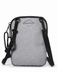Borsa a tracolla grigia in tessuto, di forma rettangolare, con tracolla nera regolabile e minuteria nera a contrasto. Texture liscia con dettagli minimali.